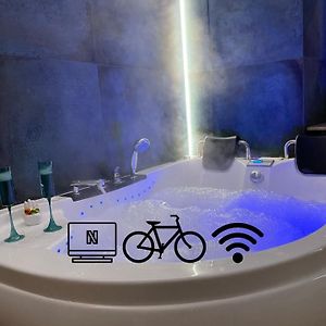 Jacuzzi & Bike Apartment, Krakow